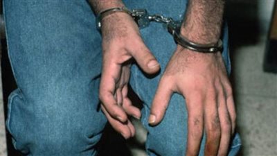 القبض على عاطل يروع المواطنين بكلب 