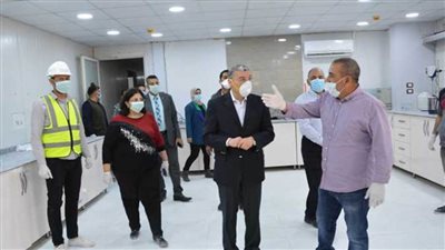  محافظ المنيا يوجه بتخصيص شقة  لأسرة انهار منزلها بأبوقرقاص