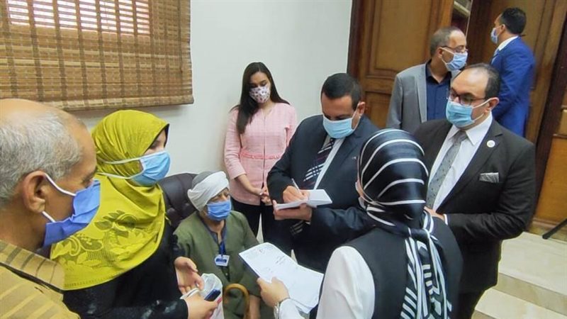 محافظ البحيرة يلتقى