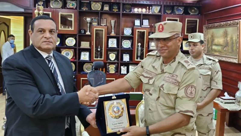 محافظ البحيرة يقدم