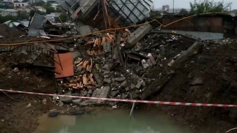 ضربة صاروخ تخرج مياه