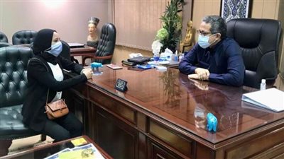 العناني يستقبل إحدى المشاركات بـ