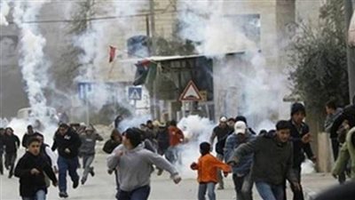 إصابة عشرات الفلسطينيين بالاختناق خلال اقتحام الاحتلال الإسرائيلي لبلدة في نابلس