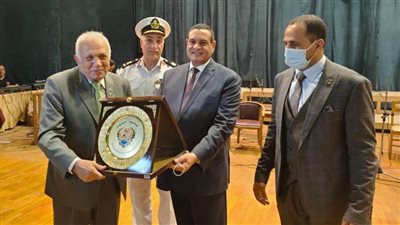رئيس جامعة دمنهور يكرم أبطال أكتوبر