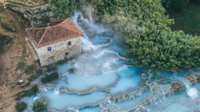 بالصور.. سحر الينابيع الزرقاء في ساتورينا الإيطالية
