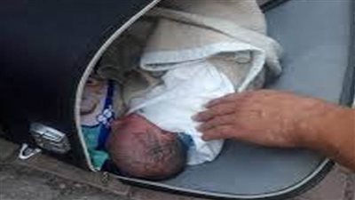 نجاة رضيعة بمعجزة بعدما حبستها أمها 6 أشهر في حقيبة