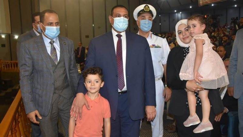 خلال تكريم زوجة الشهيد