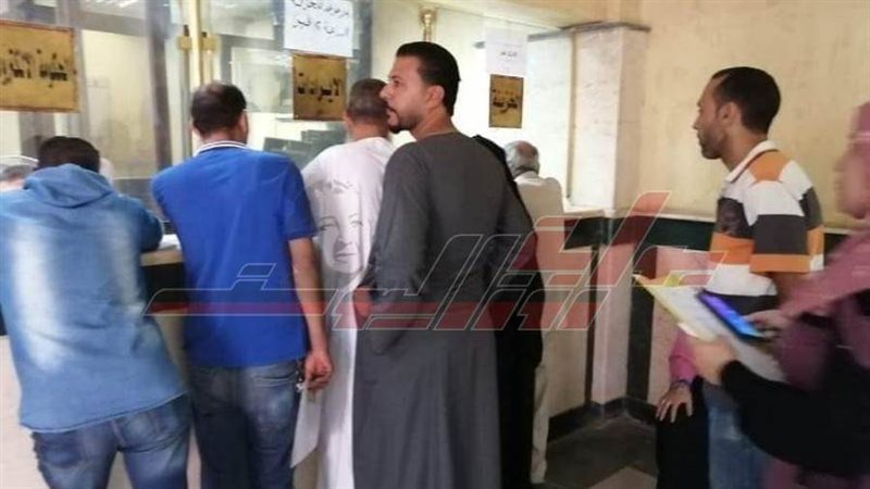 مواطنون يتقدمون بطلبات