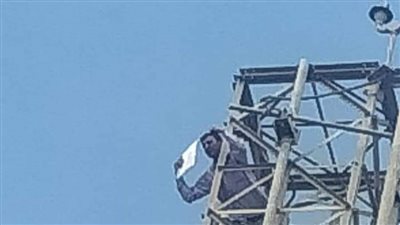 صاحب مخبز يحاول الانتحار من أعلى برج اتصالات بالدقهلية.. صور