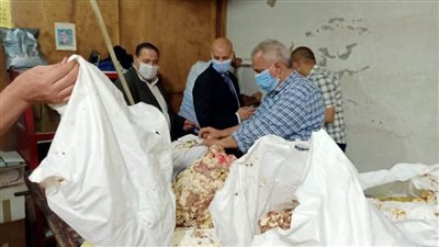 مدير صحة الشرقية يقود حملة على مصانع الحلويات.. ويعدم ١.٥ طن أغذية فاسدة