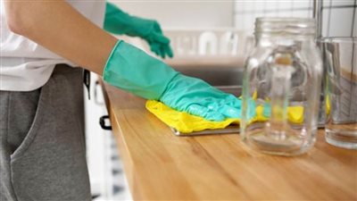 دراسة تحذر من استمرار بقاء فيروس كورونا على الأسطح الزجاجية والنقود لحوالي شهر