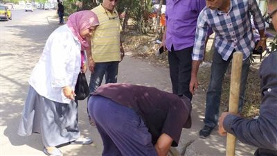 استعدادًا لاستقبال فصل الشتاء..رئيس حي شرق يتفقد أعمال تطهير الشنايش بشوارع الحي