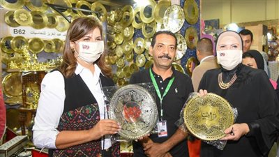 وزيرا الهجرة والتجارة تتفقدان معرض 