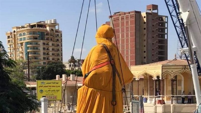 تمثال فيرديناند ديليسيبس