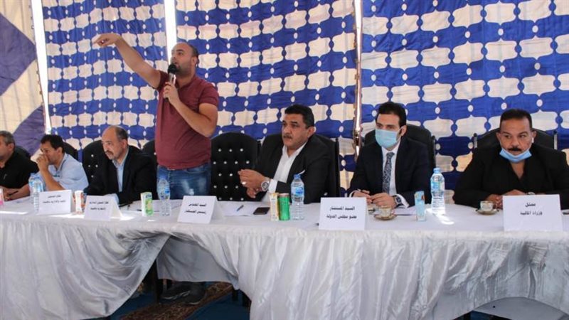 حضر جلسة المزاد ممثلون