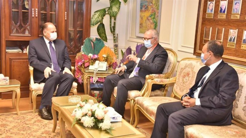 محافظ أسيوط يستقبل