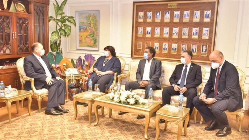 محافظ أسيوط يستقبل