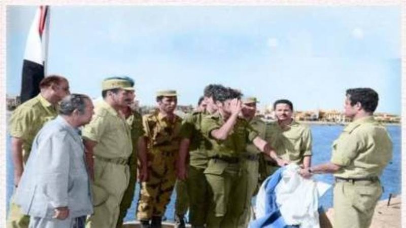 ضابط إسرائيلي يسلم