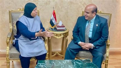 وزير العدل يكرم عاملة بمحكمة شمال الجيزة الابتدائية... أبلغت عن وجود قنبلة