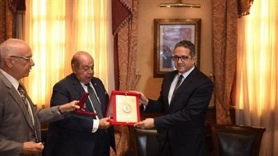 العنانى يزور نادي السيارات