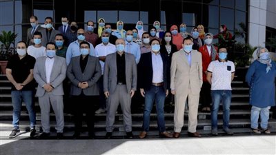 محافظ بني سويف يناقش مشروع تخرج موظفي الديوان