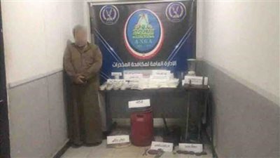  القبض على عنصر إجرامي يصنع 