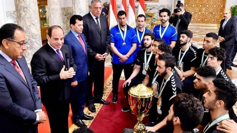 الرئيس السيسي يكرم