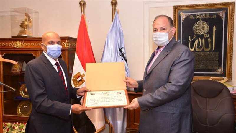 محافظ أسيوط يكرم