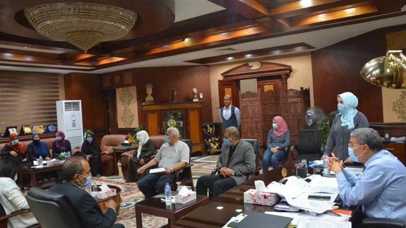 محافظ المنيا خلال