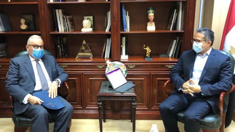 وزير الآثار وسفير