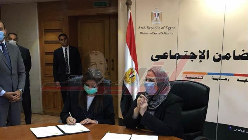 أثناء توقيع البروتوكول