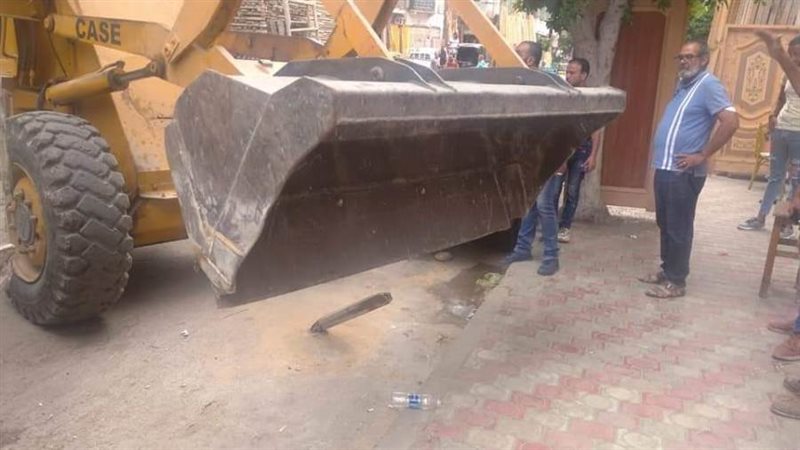 حي غرب يزيل الاشغالات