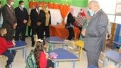 محافظ الجيزة يشارك الطلاب طابور الصباح فى أول أيام العام الدراسى ويوجه بارتداء الكمامات