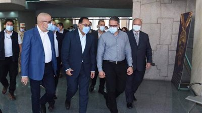 رئيس الوزراء يتفقد أعمال مشروع تطوير سور مجرى العيون