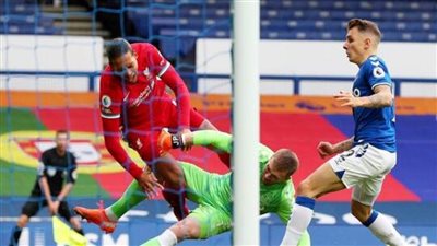 ليفربول لم يعلنها بعد.. إصابة فان دايك بالصليبي وغيابه لنهاية الموسم