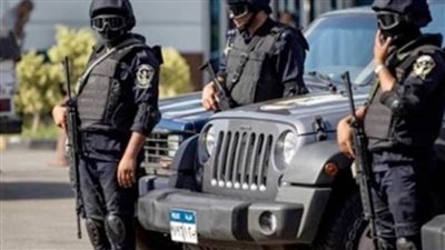 حقيقة ظهور سيارة شرطة وسط تجمع من الأهالي في مقطع فيديو 