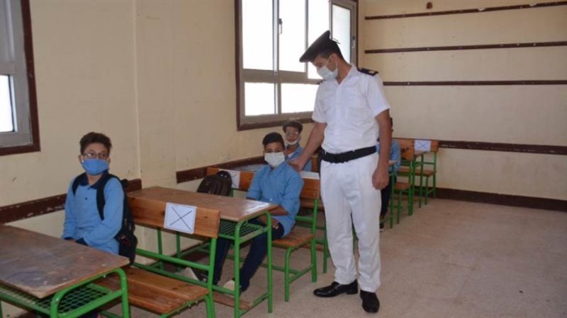 رجال الشرطة مع أبناء