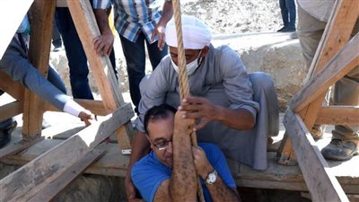  السر في البير.. لحظة نزول رئيس الوزراء البئر الأثري (صور)