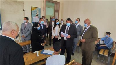 محافظ البحيرة يتابع انتظام الدراسة وتوزيع التابلت بمدارس دمنهور