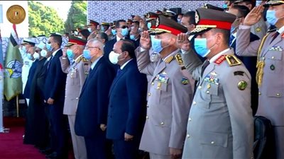 الرئيس يشهد عزف وغناء رجال الموسيقى العسكرية نشيد 