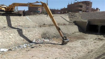 تطهير مخرات السيول استعدادا لفصل الشتاء في الوادي الجديد