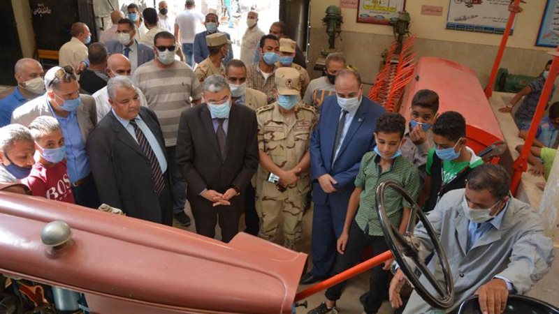 محافظ المنيا أثناء