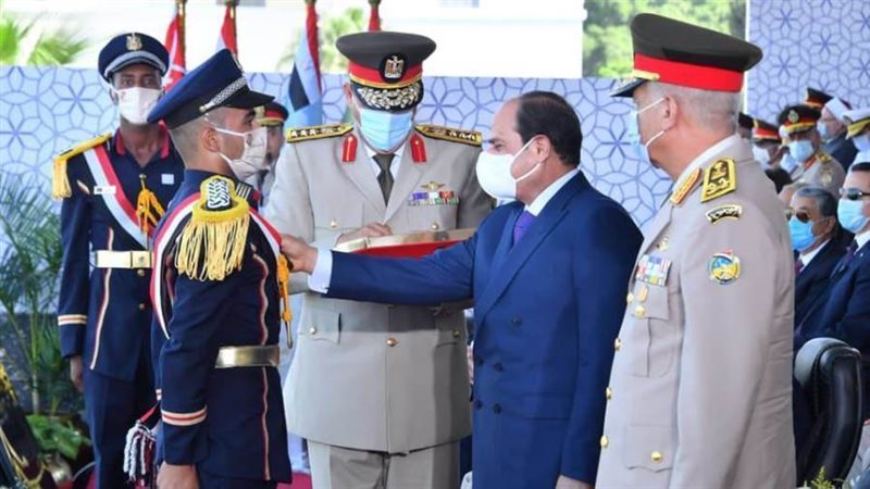 الرئيس يقلد الاوائل