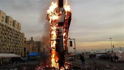 لبنان: إحراق مجسم الثورة في وسط بيروت .. والشرطة تلقي القبض على 4 متهمين