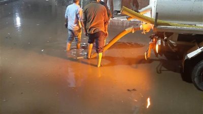 رفع وكسح مياه الأمطار المتراكمة بمدينة رشيد