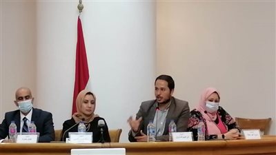 مشاركون فى ندوة 