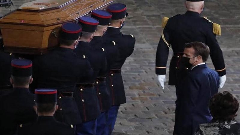 ماكرون في وداع المدرس