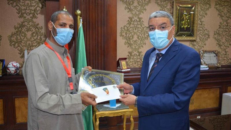 محافظ المنيا أثناء