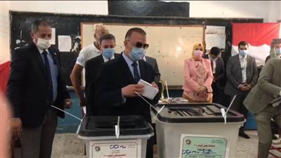 محافظ الإسكندرية يدلي بصوته.. ويؤكد: تيسير كافة التسهيلات والإجراءات لجميع الناخبين