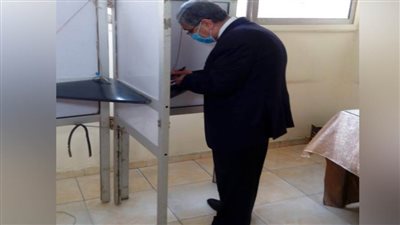 وزير الكهرباء يدلي بصوته في انتخابات مجلس النواب